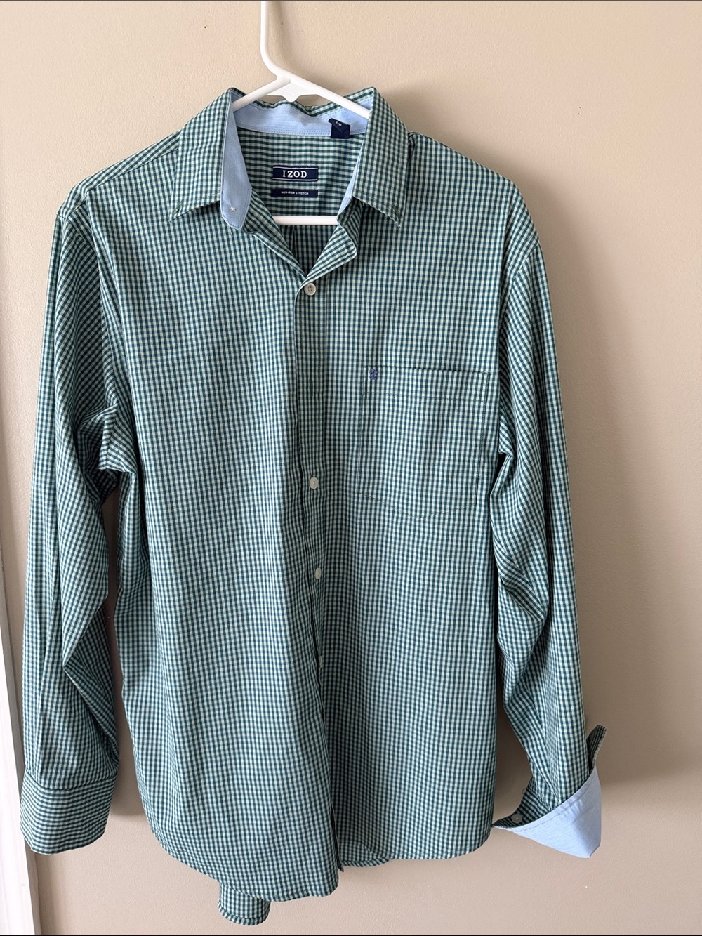Izod Men's Green Plaid Long-Sleeve Button-Down Shirt